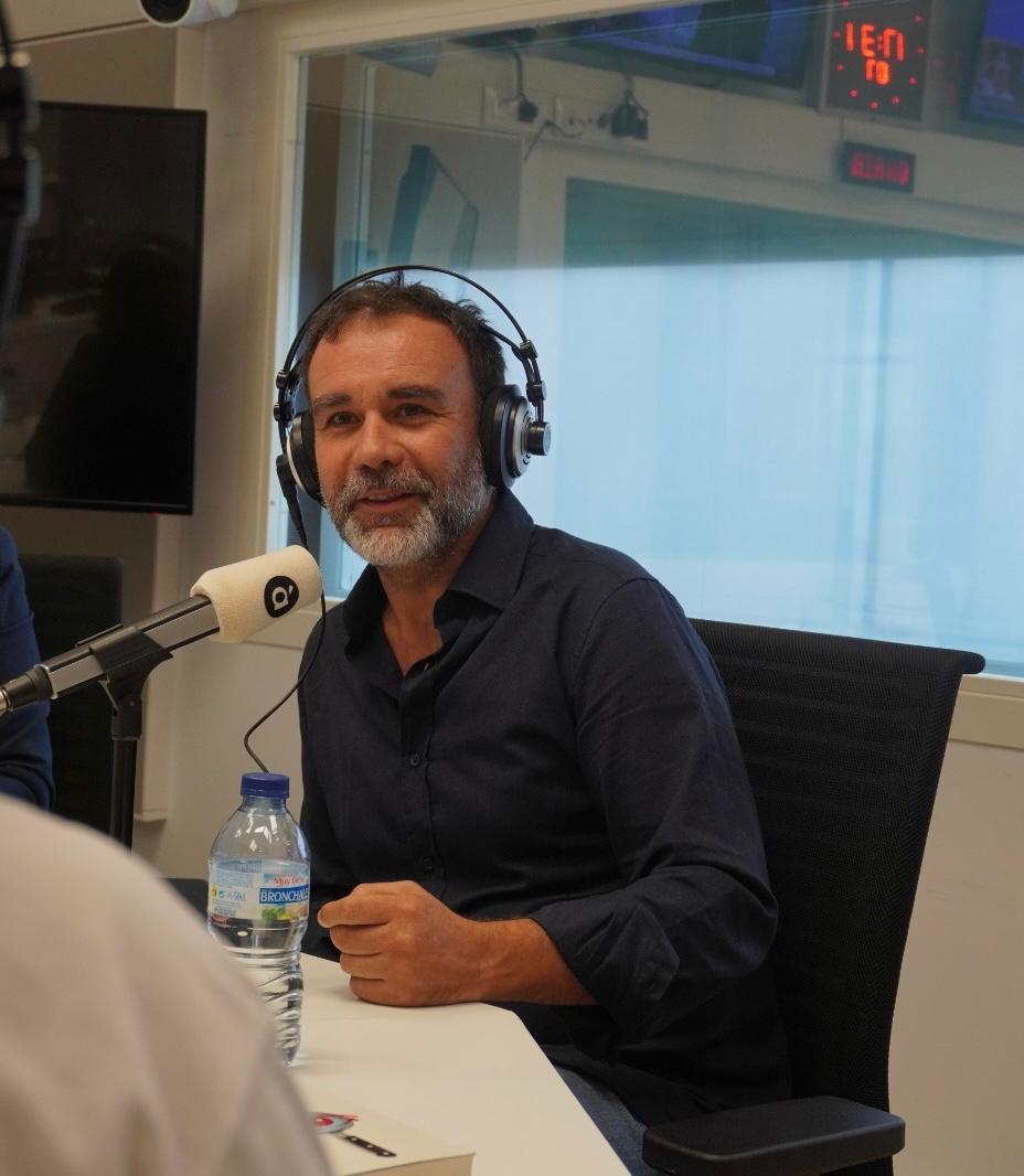Sergio Brisa durante una entrevista en un estudio de radio